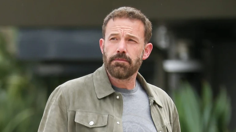 Бен Аффлек та його 17-річна небінарна дитина під прицілом камер папараці в Нью-Йорку. Фото