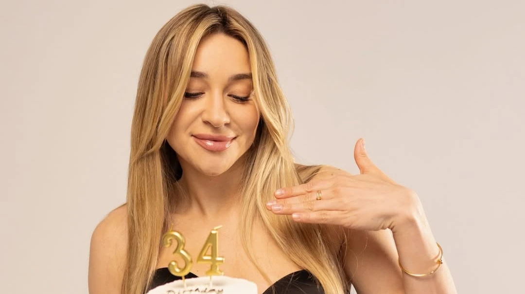 Не ідеальна і не зручна: Терлюга у корсетному міні грайливо попозувала з нагоди 34-річчя. Фото