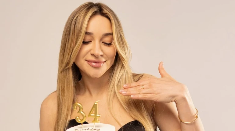 Не ідеальна і не зручна: Терлюга у корсетному міні грайливо попозувала з нагоди 34-річчя. Фото