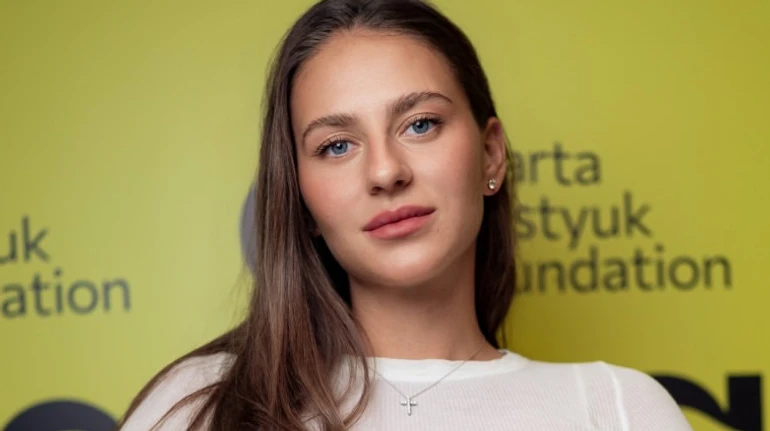 Костюк у помаранчевому купальнику блиснула фігуркою та ефектно стрибнула у воду. Фото