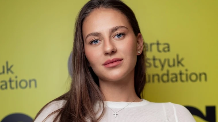 Костюк у помаранчевому купальнику блиснула фігуркою та ефектно стрибнула у воду. Фото