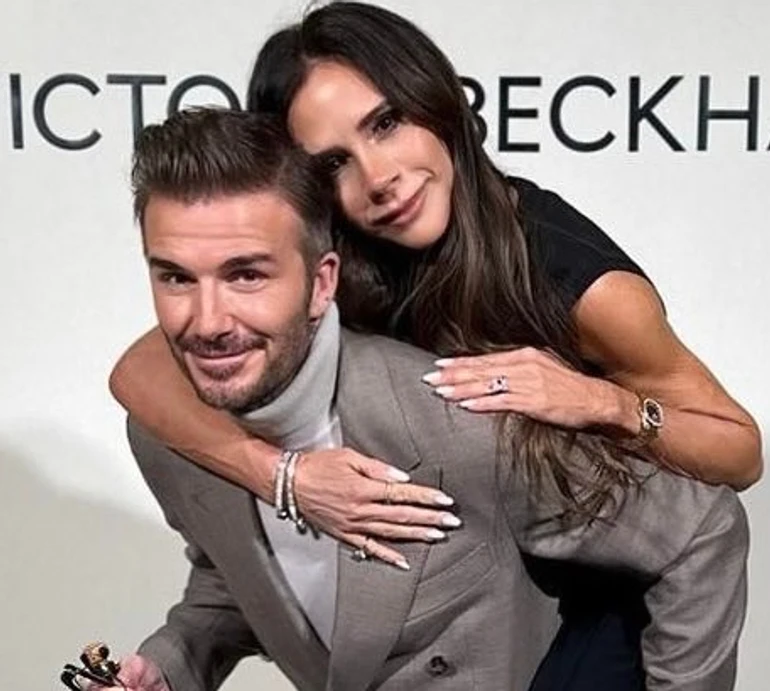 50-річна Бекхем у спортзалі похизувалася своїми біцепсами та пресом голоторсого чоловіка. Фото