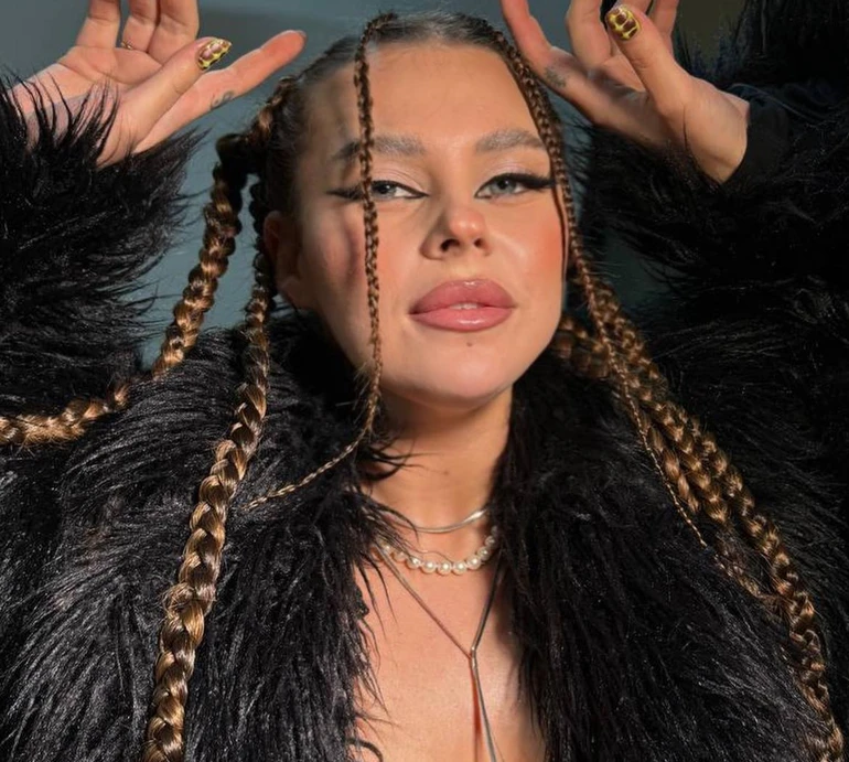 Заріцька серед кульбабок посміхнулася сонцю та показала свій весняний ритуал