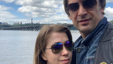 Кохана Шовковського заселфилася з ним на тлі літературного героя, а без нього - на спорті та в басейні