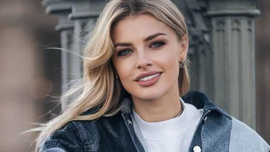 Дружина Зінченка у шортах і козаках посвітила засмаглими ніжками в дубайській пустелі