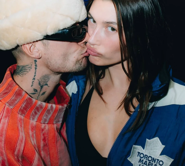 Хейлі Бібер на тлі чуток про розлучення помітили без обручки. Фото