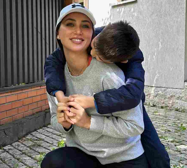 Усміхнена Різатдінова заселфилася з сином та розказала, чому ним пишається