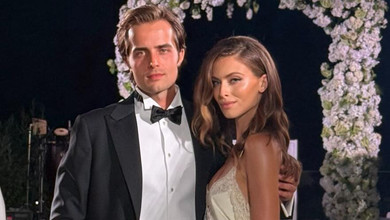 Онука Ротару у трикотажному максі оголила спину та показала рідкісне фото з братом