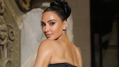 Кардашян у трусиках власного бренду засвітила апетитні сідниці спиною до камери. Фото