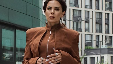 Час відчувати: Каменських у міні та високих чоботах посвітила ногами на осінніх фото