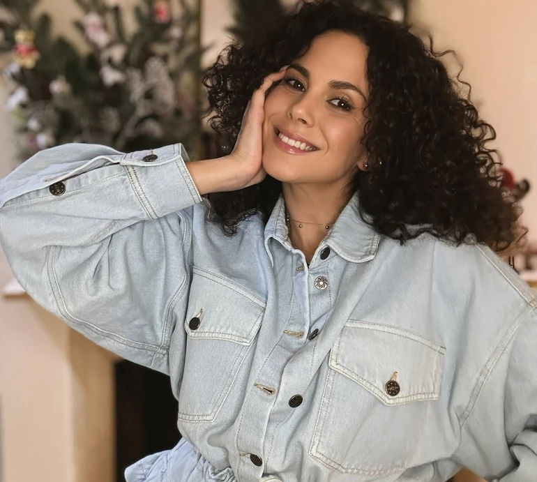 Результат за 10 днів: Каменських показала, як зміцнює м'язи кору на домашньому тренуванні з гантелею. Відео