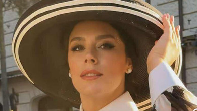 Онуфрійчук у крупних горохах та крислатому капелюсі притулилася до стовпа в елегантній зйомці