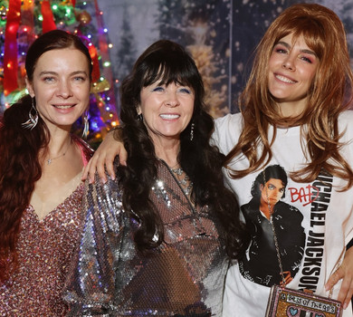 Онуфрійчук у срібних торочках, лосинах та перуці згадала молодість з мамою та сестрою на корпоративі в стилі 80-х