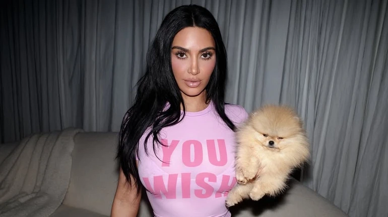 Кардашян під ручку з автогонщиком Гамільтоном підловили під час прогулянки в Токіо. Фото