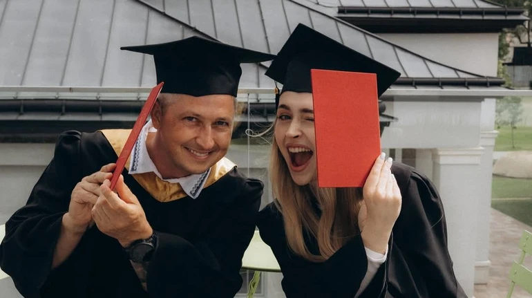 Бакалавр і магістр: Педан на спільному випускному з донькою похвалився дипломами вишу