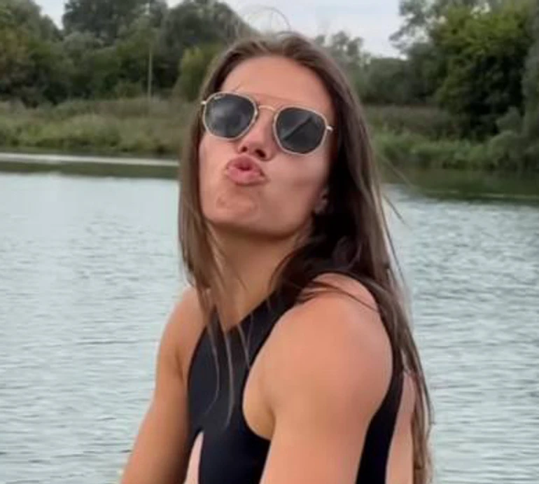 Марина Бех на сапборді продемонструвала камері дупцю в купальнику і свої поцілунки