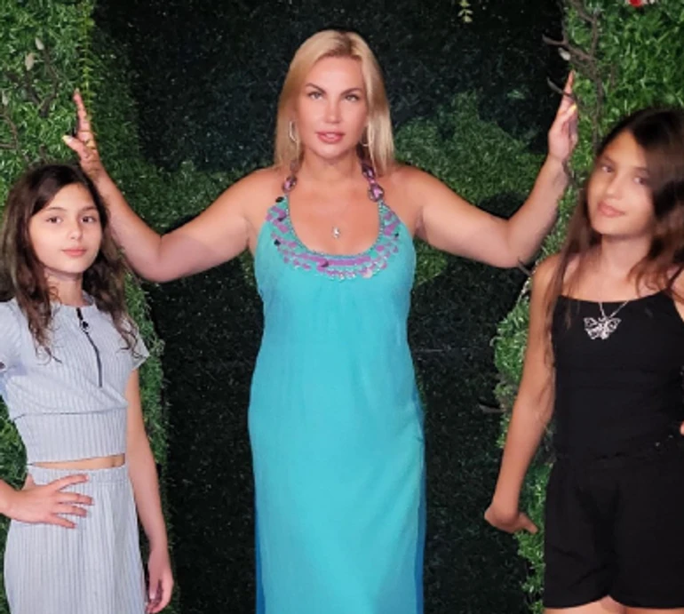 Камалія з дочками попозували з кроликом та грибом у країні чудес