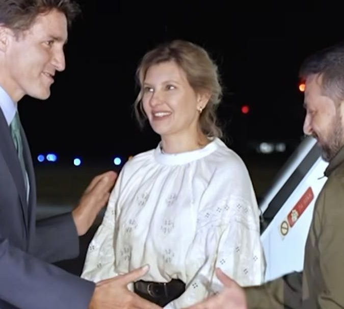 Зеленська для візиту в Канаду обрала вишиванку з пишними рукавами. ФОТО