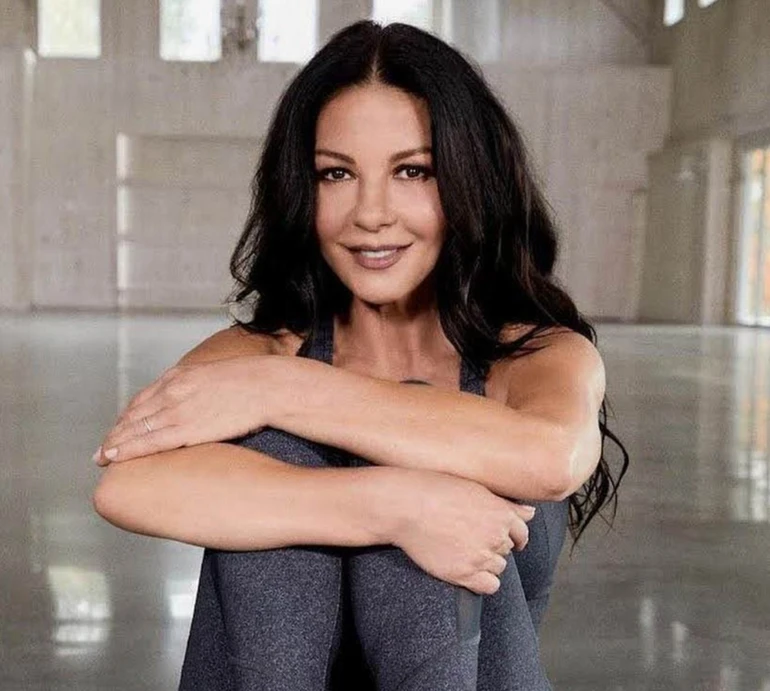 54-річна Зета-Джонс без мейкапу заселфилася у купальнику на тлі романтичної ванни