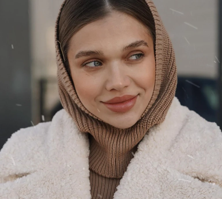 Саша Бо з синами в різдвяних светрах і донечкою замилували святковим фото