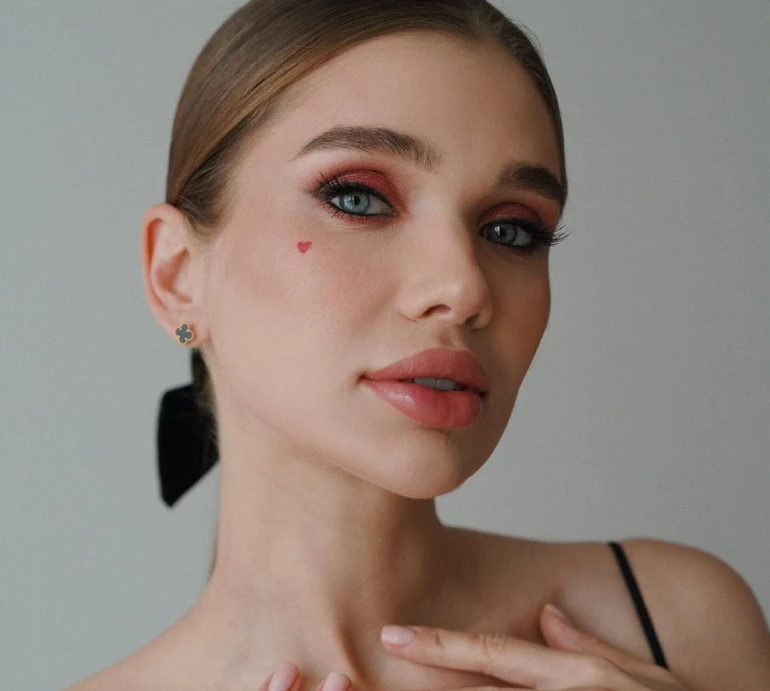 Час від часу мене криє: Саша Бо в обтислій сукні поскаржилася на труднощі поєднання роботи і материнства