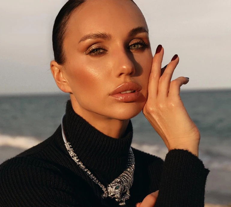 Поплескайте себе по обличчю: Варлей показала три легкі вправи для запуску лімфи. Відео