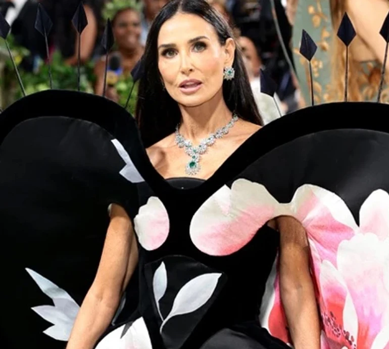 61-річній Демі Мур приписують флірт із удвічі молодшим музикантом