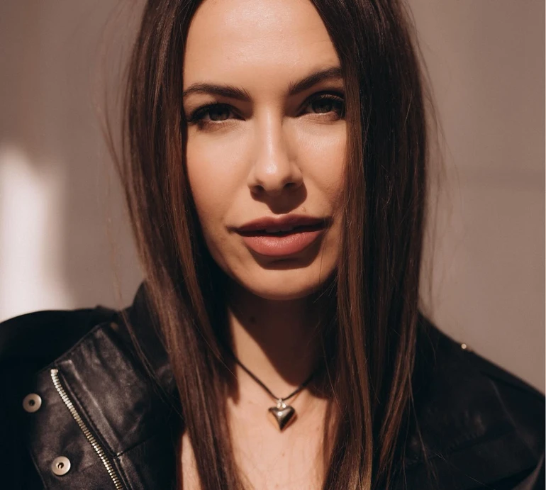 Остапчук під час ранкової рутини блиснула пружним тілом у спідньому та халатику