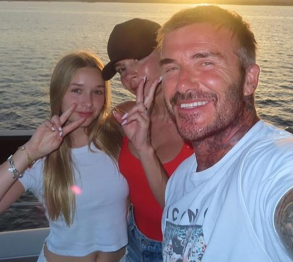 Девіде, що за фільтр?: Вікторія Бекхем наїхала на чоловіка через їхнє фото з французького відпочинку