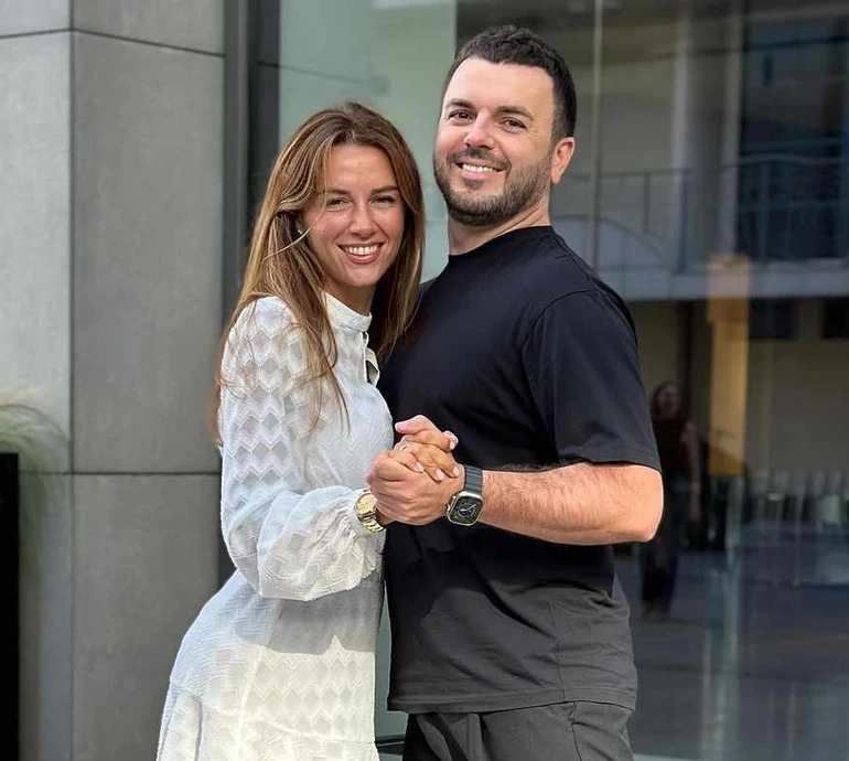 Коли діти в школі: Решетнік помилувався танцем дружини на столі. Відео