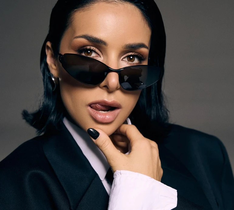 Визнавати в собі усі проявлення: Огнєвіч у костюмі і краватці наробила зухвалих фото