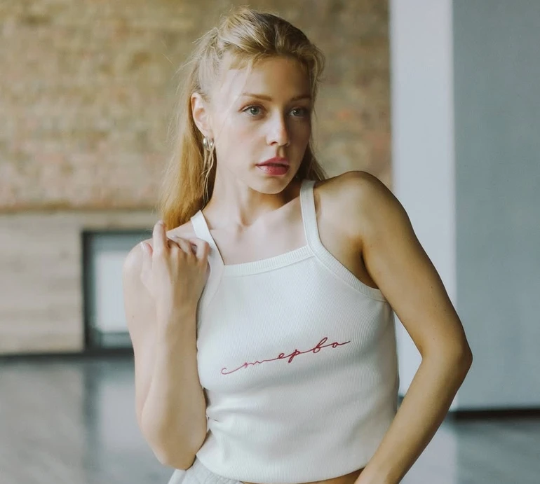 Не йогою єдиною: Кароль у обтислому спортлуці показала, як працює зі штангою. Відео