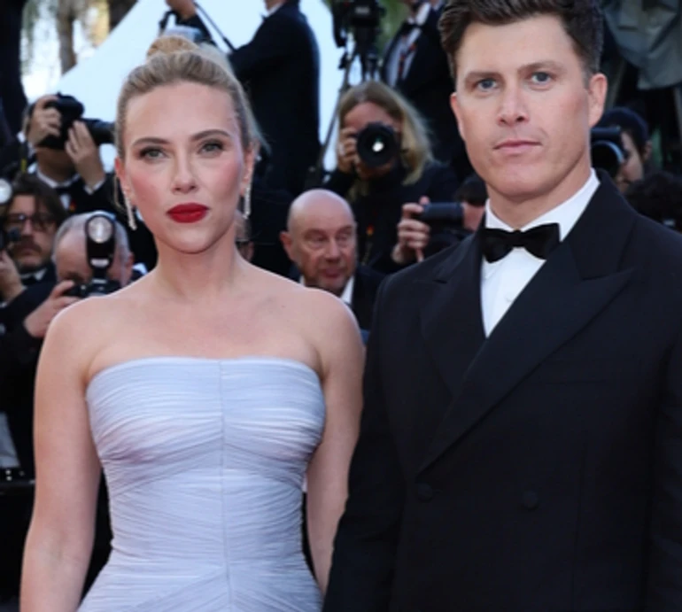 Йохансон у ніжній лавандовій сукні зі шлейфом за ручку з чоловіком пройшлася каннським хідником. Фото