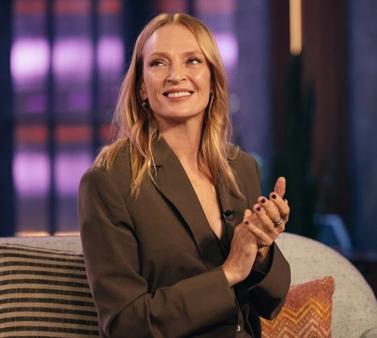 12-річна донька Турман у джинсах та з голими плечима здійснила рідкісну появу на публіці заради старшої сестри. Фото