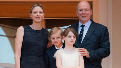 Князь і княгиня Монако з дітьми в ошатних луках помахали з балкона під час святкової церемонії. Фото