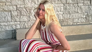 Клаудія Шиффер на своє 55-річчя блиснула стегнами у пастельному купальнику з декольте. Фото