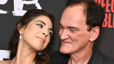 62-річний Тарантіно на парадному хіднику в Лос-Анджелесі пригорнув за талію дружину в полум'яному максі