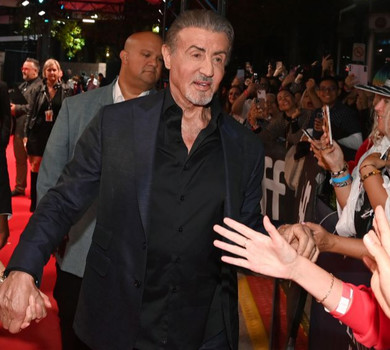 Таке сталося вперше: 79-річний Сталлоне стривожив фанів появою на публіці з тростиною