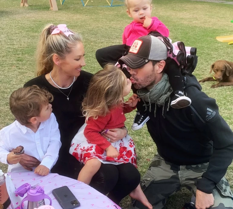 Іглесіас і Курнікова стали батьками вчетверте і показали малюка