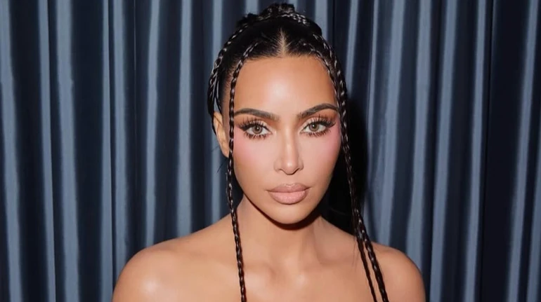 Ховали обличчя і трималися за руки: Кардашян помітили на фестивалі з її новим бойфрендом