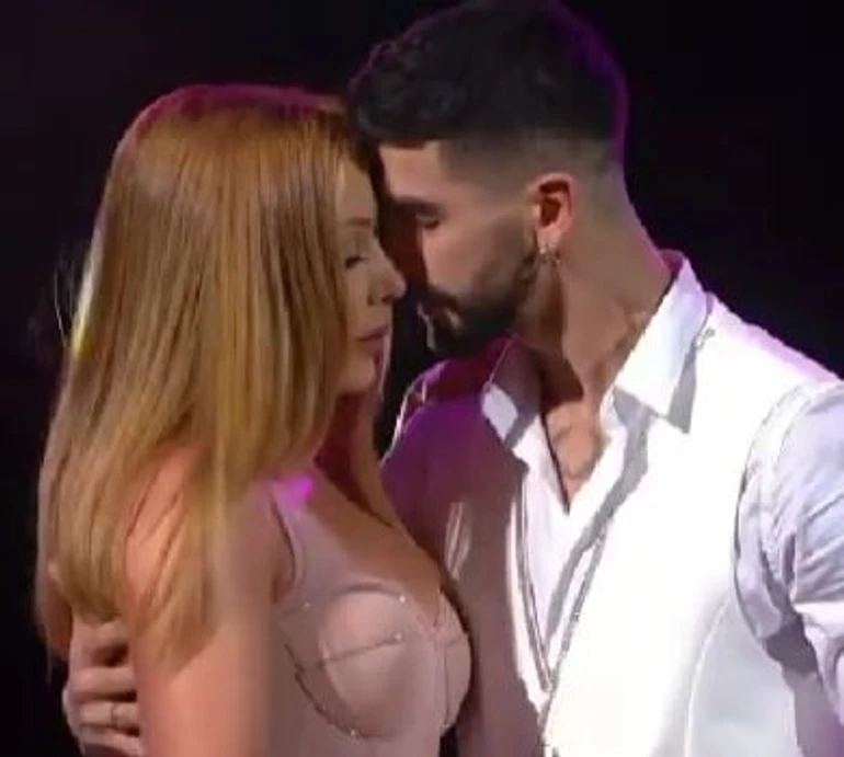 Гладила його по руці: Кароль на вулиці підловили з відомим танцюристом. ВІДЕО