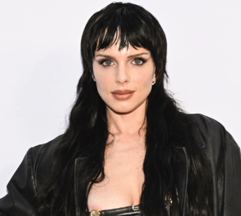 Джулія Фокс у крихітному костюмі з годинників засвітила тріснуті на дупі колготки. ФОТО