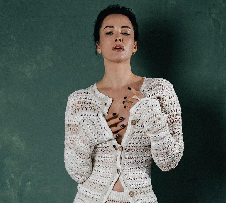 Астаф'єва у плетеному луці оголила живіт та дала визначення ідеальним стосункам