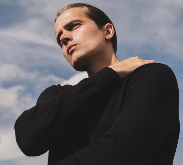 Онук-утікач Ротару з брутальною щетиною вперше за довгий час засвітився в соцмережі