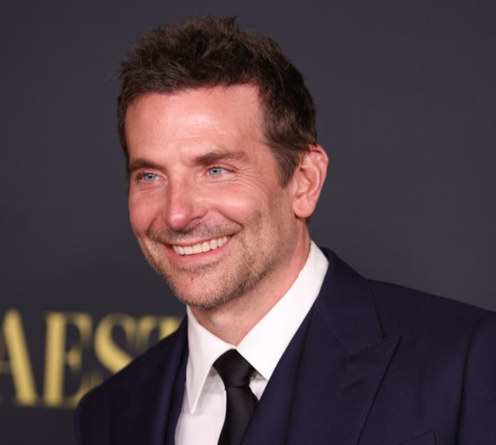 Передусім він татко: Бредлі Купер зірвався з пресконференції, отримавши дзвінок зі школи 6-річної доньки