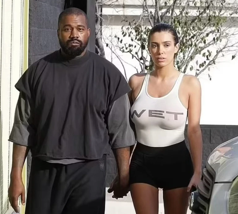 Купляла у сексшопі: дружина Каньє Веста епатувала пікантною деталлю свого аутфіту
