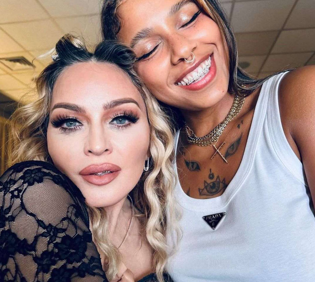 65-річна Мадонна на сцені палко поцілувалася з ровесницею своєї доньки. Фото