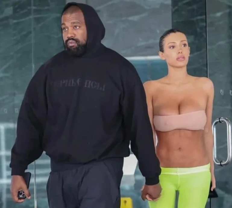 Сідниці назовні, груди майже голі: жінка Веста вигуляла нові сороміцькі луки. Фото, відео