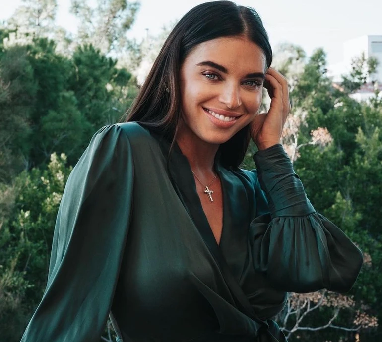 Дружина Усика на іспанському відпочинку посвітила тілом у монокіні. Фото