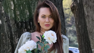 Саліванчук у ніжній мінісукні оголила ноги для весняних кадрів у парку